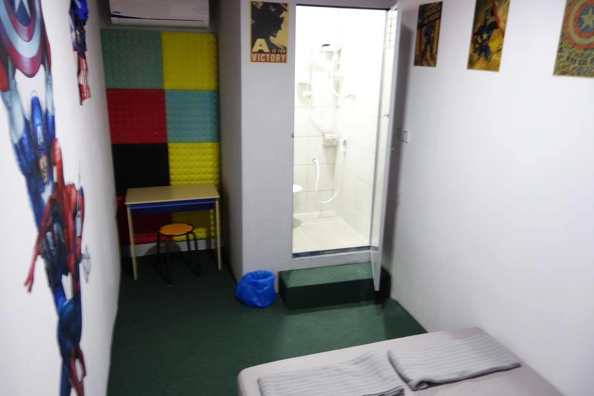 Hero Hostel Kuching Exteriör bild