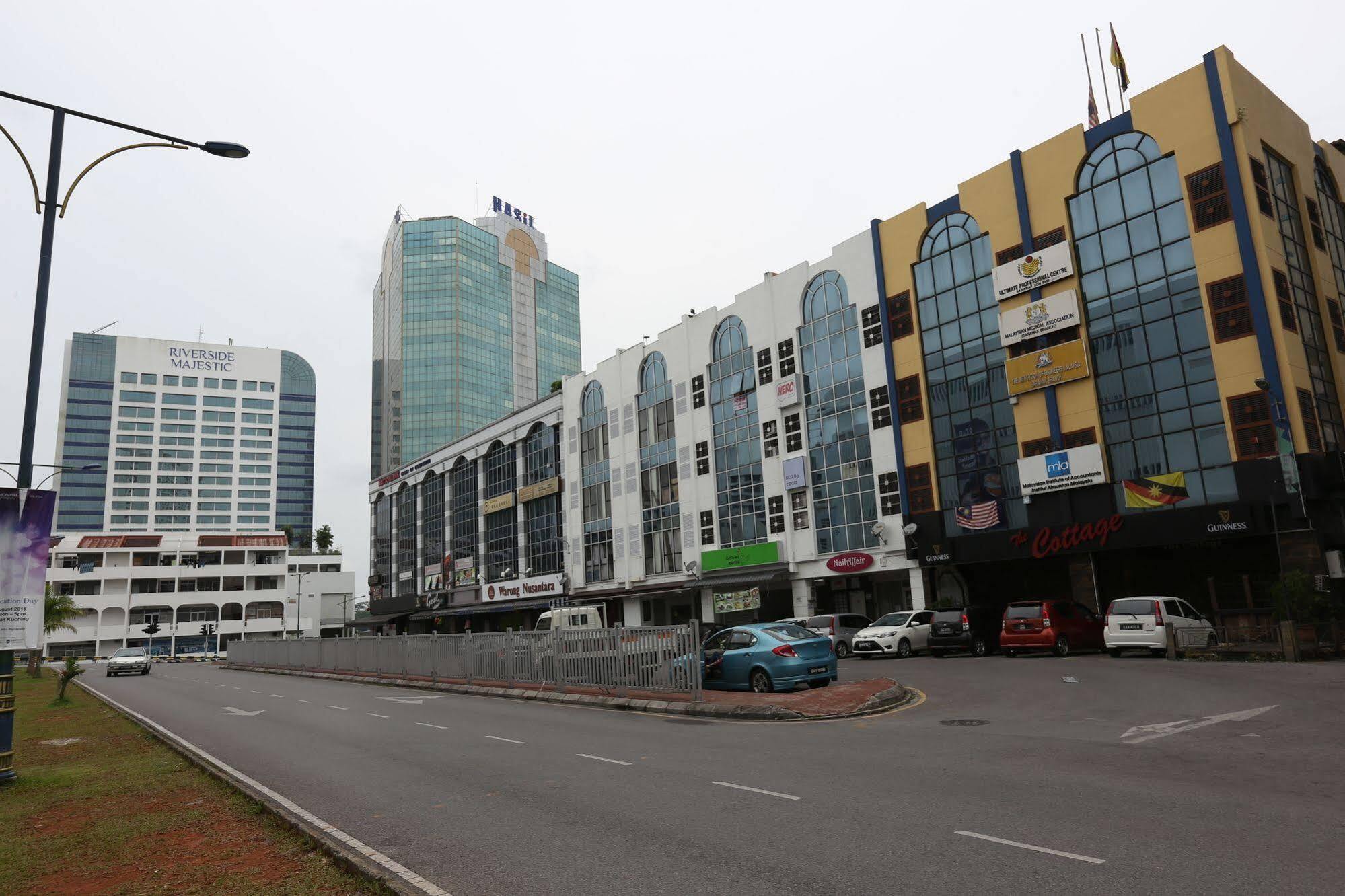 Hero Hostel Kuching Exteriör bild