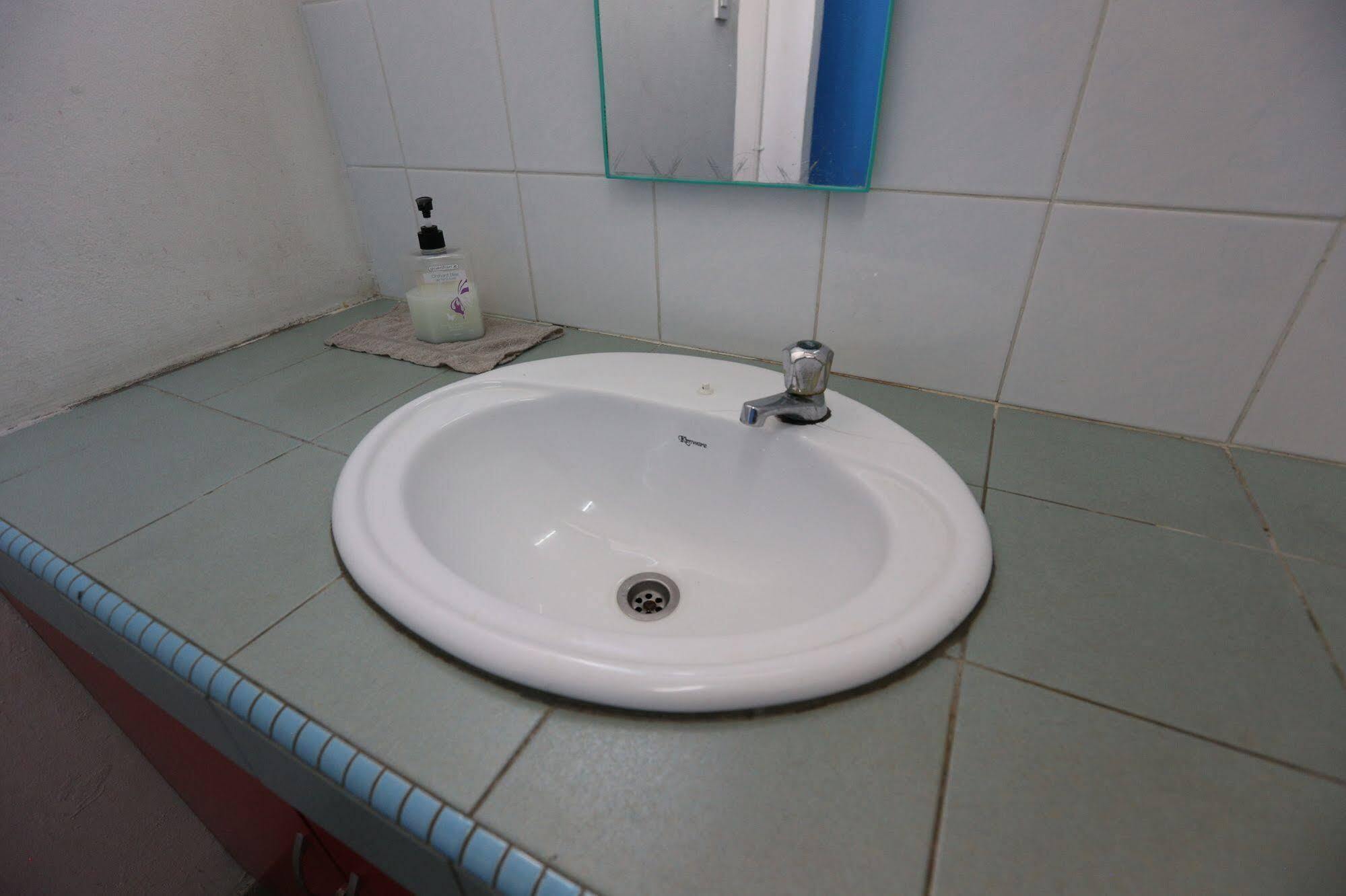 Hero Hostel Kuching Exteriör bild